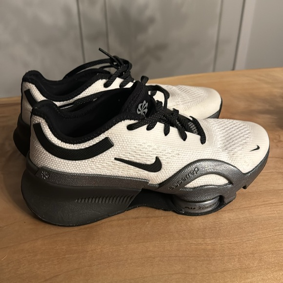 Nike HITT sneakers size 6.5 woman - Picture 5 of 7